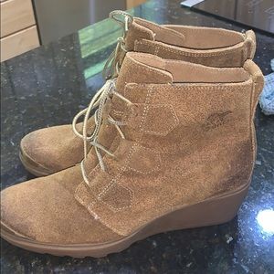 Sorel Toronto lace up boot. Like new condition.
